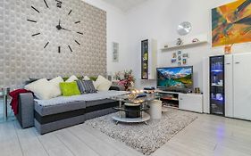 Grey Orchid Apartment - Studio